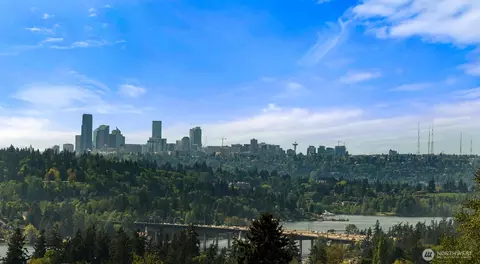 13445 SE 43rd St, Bellevue, WA 98006