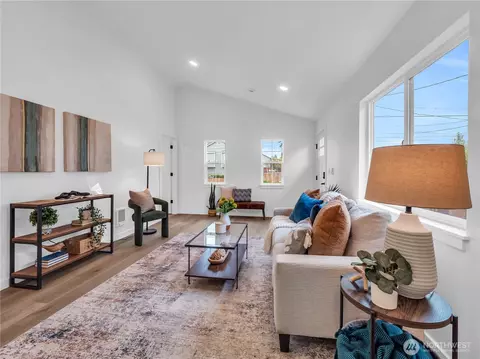 Living - 7822 Beverly Blvd #B, Everett, WA 98203 photo 2 of 4