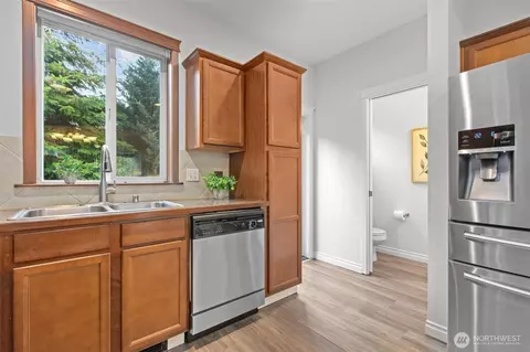 Kitchen - 532 Pilchuck Path, Everett, WA 98201 photo 3 of 4