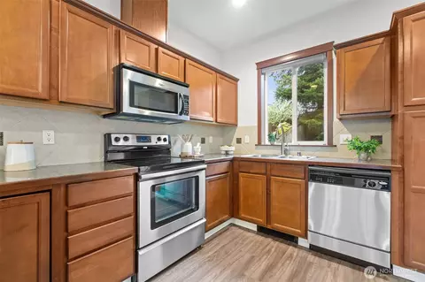 Kitchen - 532 Pilchuck Path, Everett, WA 98201 photo 2 of 4