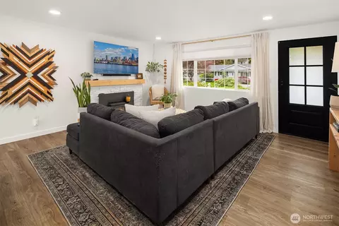 Living - 19130 94th Pl NE, Bothell, WA 98011 photo 1 of 5