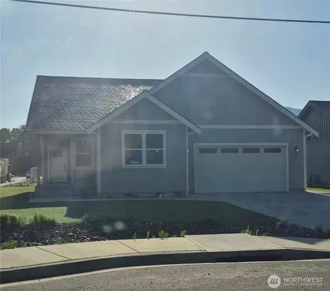 712 E 4th St, Nooksack, WA 98276