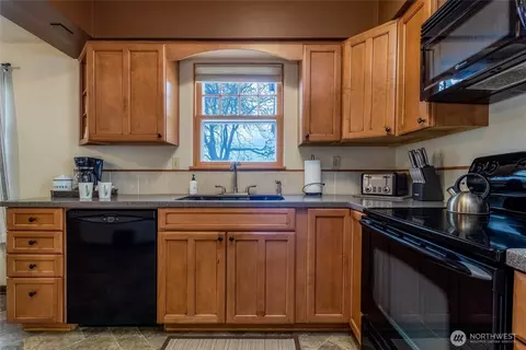 Kitchen - 609 E Isaacs Ave, Walla Walla, WA 99362 photo 2 of 2