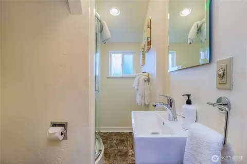 Bath - 609 E Isaacs Ave, Walla Walla, WA 99362 photo 2 of 3