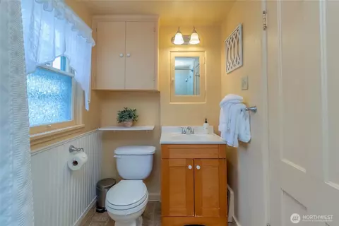 Bath - 609 E Isaacs Ave, Walla Walla, WA 99362 photo 1 of 3