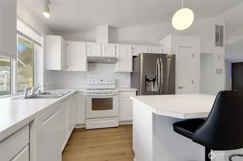 Kitchen - 22516 45th Ave E, Spanaway, WA 98387 photo 2 of 3