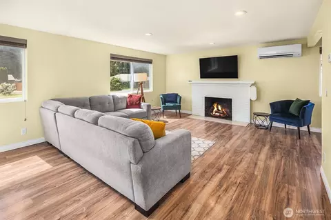 Living - 411 Rose Way, Everett, WA 98203 photo 1 of 4