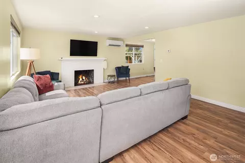 Living - 411 Rose Way, Everett, WA 98203 photo 2 of 4