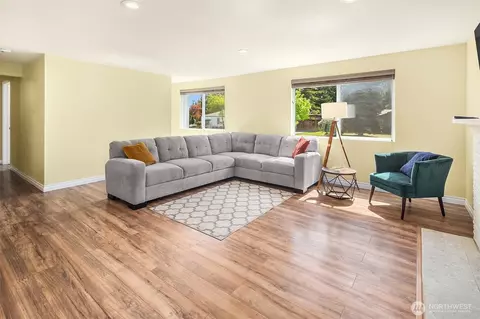 Living - 411 Rose Way, Everett, WA 98203 photo 3 of 4