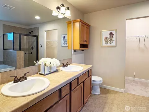 Bath - 629 194th Pl SE, Bothell, WA 98012 photo 2 of 3