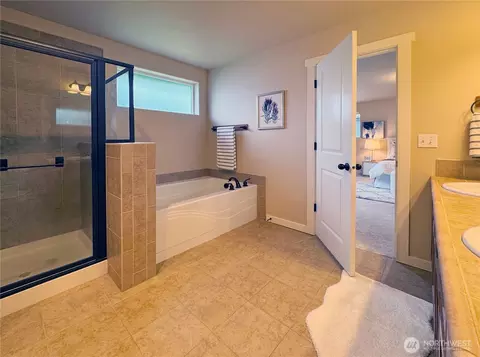 Bath - 629 194th Pl SE, Bothell, WA 98012 photo 3 of 3