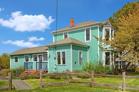 608 S Main St, Coupeville, WA 98239