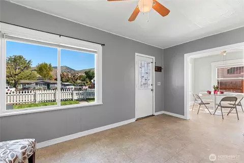 314 E Okanogan Ave, Chelan, WA 98816 photo 4