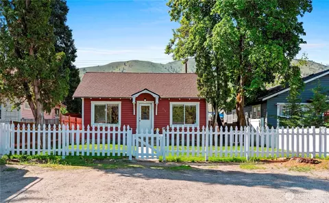 314 E Okanogan Ave, Chelan, WA 98816