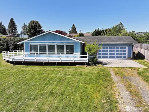 4515 Hilltop Dr, Clinton, WA 98236