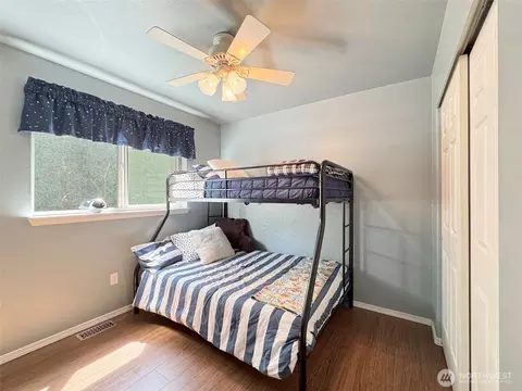 Bedroom - 401 Dungeness Mdws, Sequim, WA 98382 photo 3 of 7