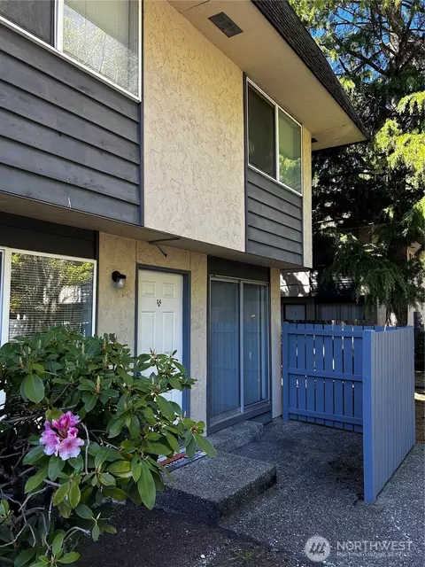 6105 204th St SW #C4, Lynnwood, WA 98036