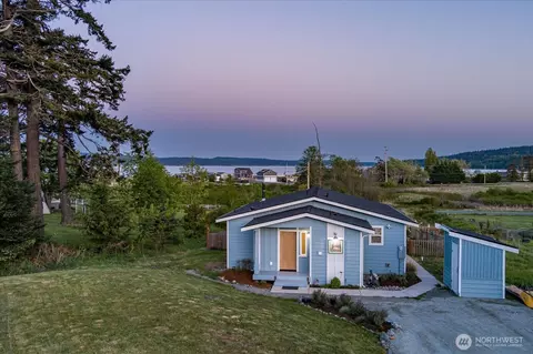 826 Farmington Dr, Greenbank, WA 98253