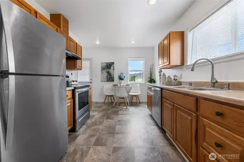 Kitchen - 2127 Wells St, Enumclaw, WA 98022 photo 2 of 2