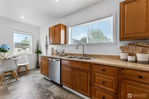 Kitchen - 2127 Wells St, Enumclaw, WA 98022 photo 1 of 2