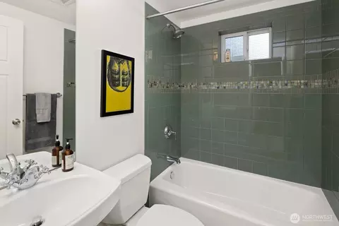 Bath - 216 A 12th Ave E, Seattle, WA 98102 photo 2 of 3