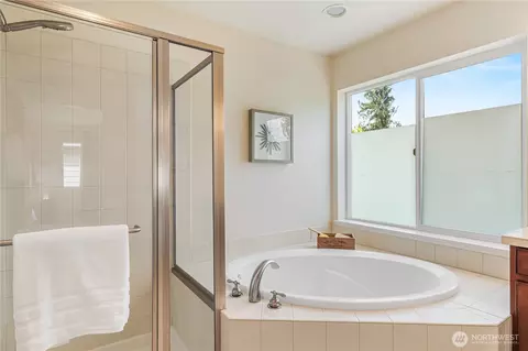 Bath - 9528 25th Dr SE, Everett, WA 98208 photo 2 of 4