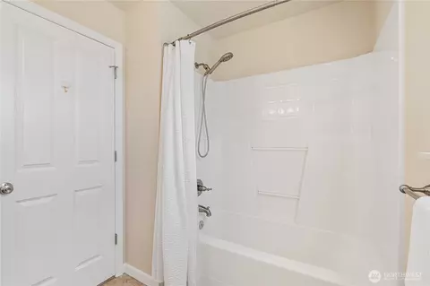 Bath - 9528 25th Dr SE, Everett, WA 98208 photo 4 of 4