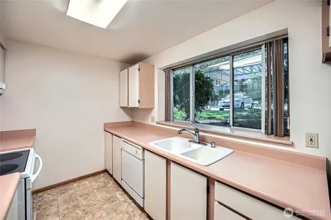 Kitchen - 9816 NE 142nd Pl #E102, Kirkland, WA 98034 photo 1 of 2