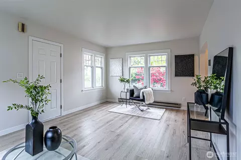 Living - 2714 Victor Pl, Everett, WA 98201 photo 2 of 3