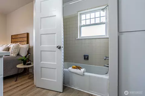 Bath - 2714 Victor Pl, Everett, WA 98201 photo 2 of 2