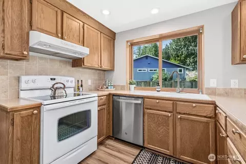 Kitchen - 17528 28th Ave SE, Bothell, WA 98012 photo 3 of 3