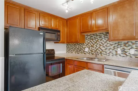 Kitchen - 20320 Bothell-everett Hwy #D301, Bothell, WA 98012 photo 3 of 4