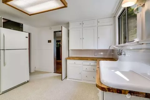 Kitchen - 1027 E Main St, Auburn, WA 98002 photo 3 of 3