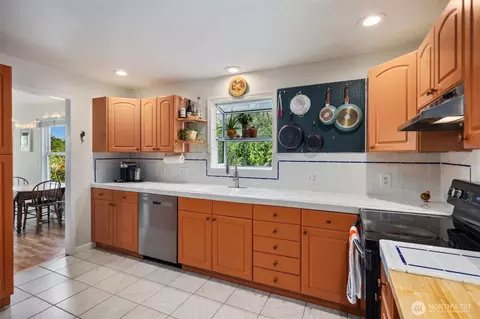 Kitchen - 2320 Griffin Ave, Enumclaw, WA 98022 photo 2 of 3