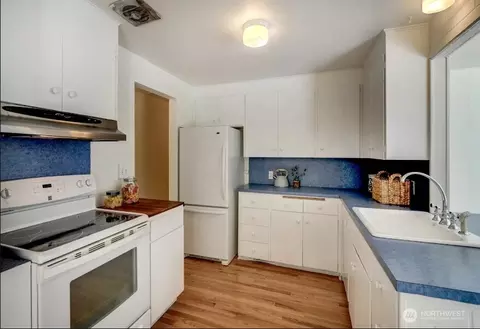 Kitchen - 10131 NE 192nd St, Bothell, WA 98011 photo 3 of 4