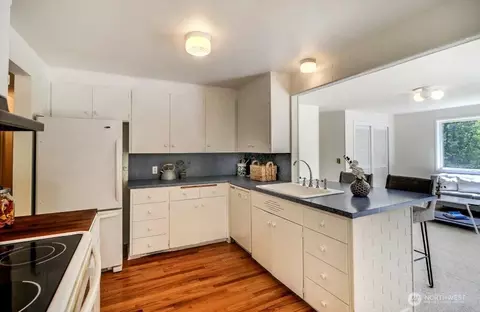 Kitchen - 10131 NE 192nd St, Bothell, WA 98011 photo 2 of 4
