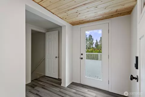 Entry Way - 1002 109th SE, Everett, WA 98208 photo 1 of 2
