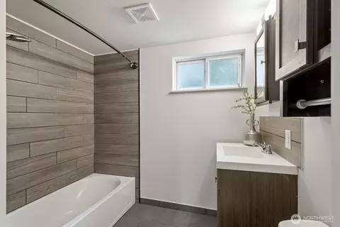 Bath - 1002 109th SE, Everett, WA 98208 photo 2 of 3