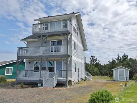 957 Sea Urchin Ct SW, Ocean Shores, WA 98569
