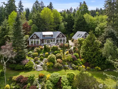 9811 Glacis Dr NE, Olympia, WA 98516