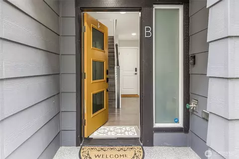 Entry Way - 23630 6th Ave SE UNIT B, Bothell, WA 98021 photo 1 of 3