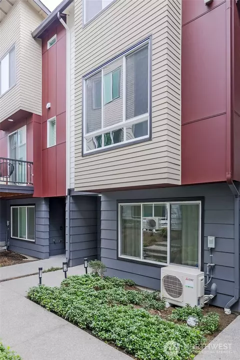 Exterior - 23630 6th Ave SE UNIT B, Bothell, WA 98021 photo 4 of 4