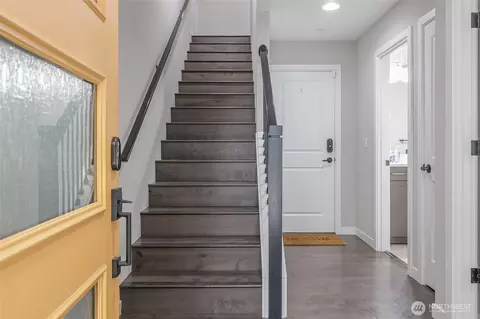 Entry Way - 23630 6th Ave SE UNIT B, Bothell, WA 98021 photo 2 of 3