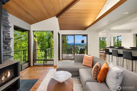 9222 SE 46th St, Mercer Island, WA 98040
