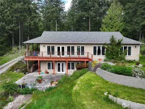 7343 Holst Rd, Clinton, WA 98236