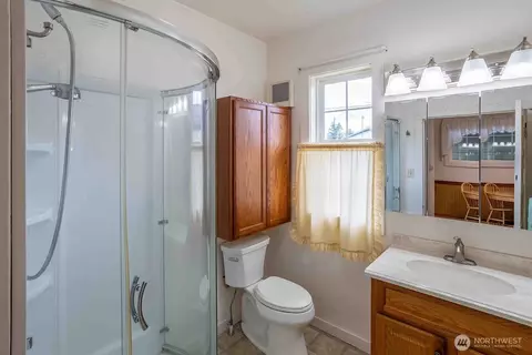 Bath - 116 E 4th St, Centralia, WA 98531 photo 1 of 1