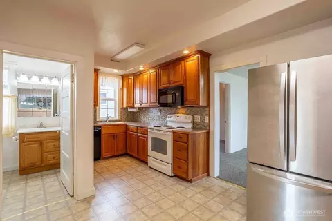 Kitchen - 116 E 4th St, Centralia, WA 98531 photo 3 of 4