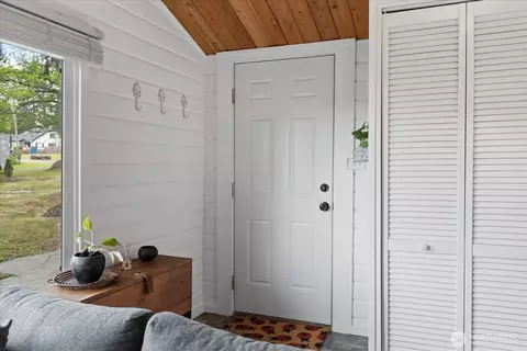 Entry Way - 6031 Lowell Rd, Everett, WA 98203 photo 1 of 2