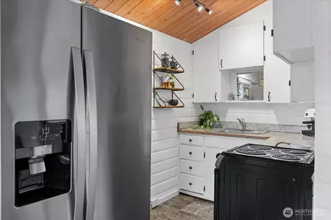 Kitchen - 6031 Lowell Rd, Everett, WA 98203 photo 1 of 2