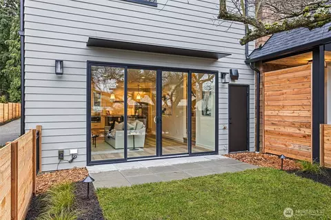 32 6th St S #B, Kirkland, WA 98033